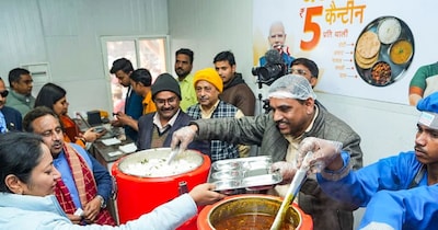 दिल्ली के अटल कैंटीन में अब ₹5 की थाली लेने के लिए आधार और रेटिना स्कैन जरूरी. (फाइल फोटो PTI)