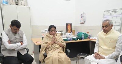 जब अज‍ित पवार की पत्‍नी से मिलकर इमोशनल हो गए देवेंद्र फडणवीस.