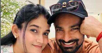 लिटन दास की पत्नी देवश्री बिस्वास संचिता सोशल मीडिया पर काफी ऐक्टिव रहती हैं. वह अपने इंस्टाग्राम अकाउंट से होली, दिवाली, दशहरा, लक्ष्मी पूजा, सरस्वती पूजा और हिंदुओं के सभी अन्य त्योहारों की फोटो शेयर करती हैं. वह खुद को श्री कृष्ण की दासी बताती हैं. दोनों पति पत्नी महाकाल, प्रभु श्रीराम और श्री गणेश की खूब पूजा पाठ करते हैं. संचिता बेहद खूबसूरत हैं.