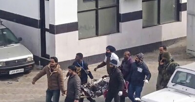 जम्‍मू कश्मीर के डोडा में हुए एक्‍स‍िडेंट के बाद घायल जवानों को अस्‍पताल ले जाते जवान.