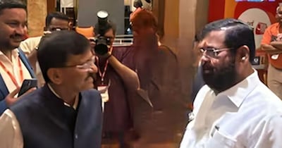 राजनीति में यह कोई नई बात नहीं है कि कट्टर विरोधी भी निजी स्तर पर संवाद बनाए रखते हैं. 