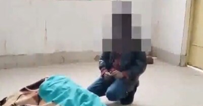 मां के मृत शरीर को अस्पताल लेकर पहुंचा 8 साल का बच्चा