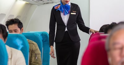 एयर होस्टेस पर शक हुआ तो उससे पूछताछ की गई, तब उसका राज खुला. (प्रतीकात्मक फोटो: Canva)