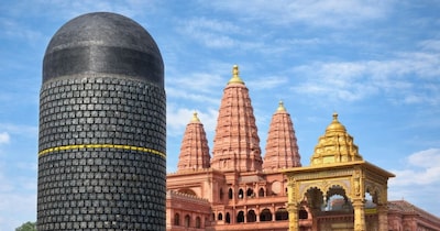 बता दें कि, तमिलनाडु के महाबलीपुरम में 33 फुट ऊंचा और 33 फुट लंबा शिवलिंग तैयार किया गया था, जिसे पूर्वी चंपारण के कल्याणपुर में नवनिर्मित विराट रामायण मंदिर में स्थापित किया जाएगा. पूरे 30 दिनों में 2178 किलोमीटर की यात्रा पूरी कर शिवलिंग गोपालगंज पहुंचा है, जहां बिहार सरकार के मंत्री अशोक चौधरी समेत आम से लेकर खास लोग स्वागत करने में जुटे हुए हैं.