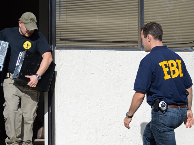 FBI raids woman journalist's house in America, mobile, laptop confiscated