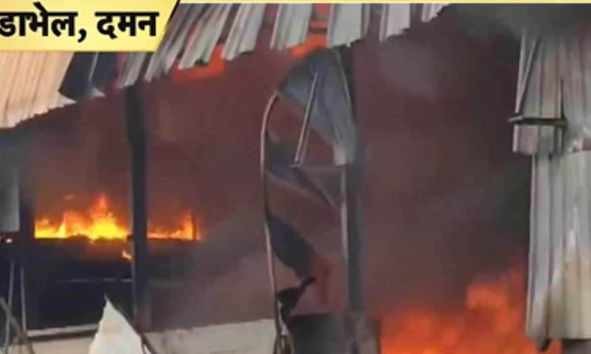 VIDEO:18 दमकल गाड़ियों के बावजूद नहीं बुझी आग धूं-धूं कर जलती रहीं दो पैकेजिंग कंपनियां 