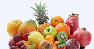 पपीता, संतरा और अमरूद खाने से कब्ज से राहत मिल सकती है.