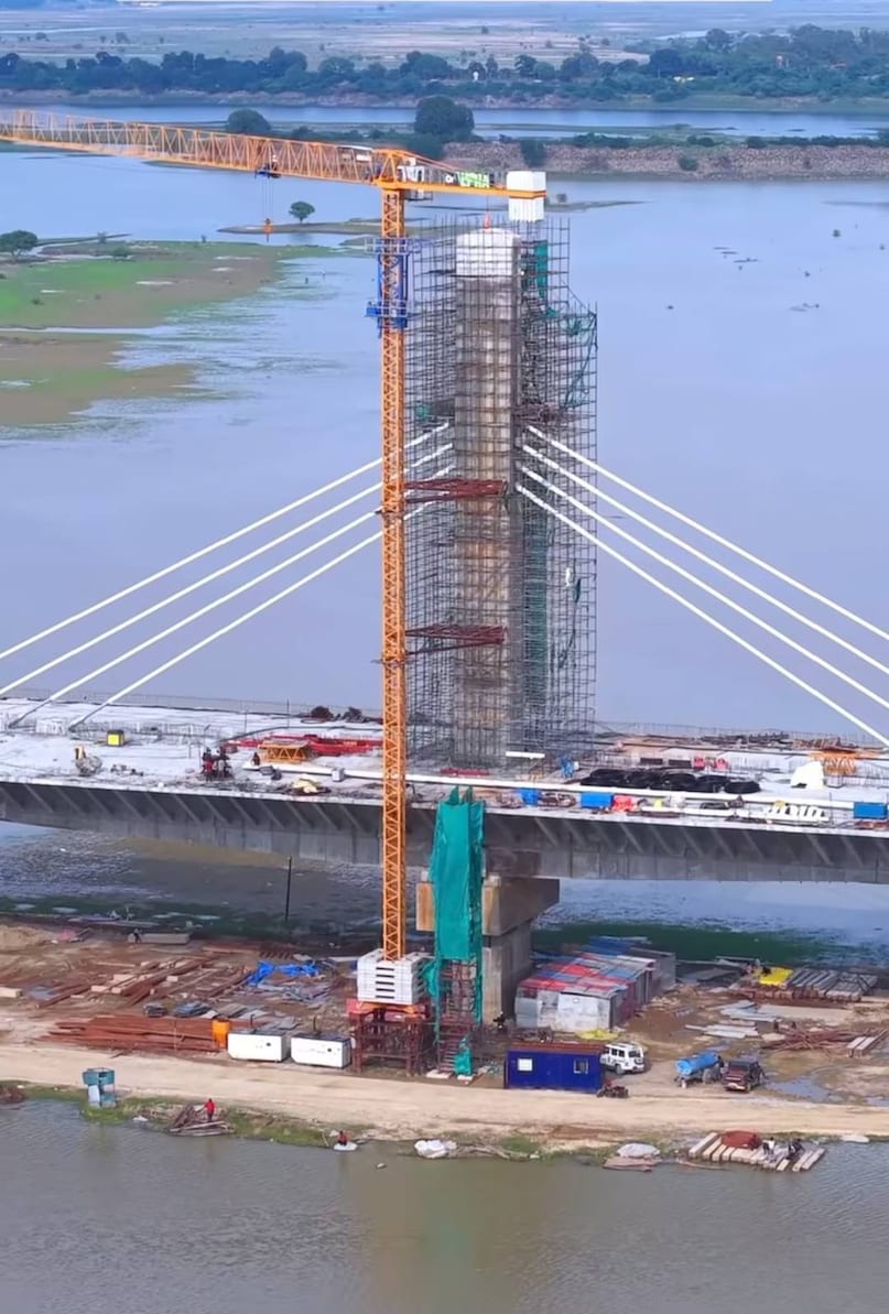 new bridge in prayagraj, 10 kilometer bridge in prayagraj, traffic jam in prayagraj, new bridge on ganga river, गंगा नदी पर बन रहा नया पुल, प्रयागराज में बना नया ब्रिज, प्रयागराज में 10 किलोमीटर का लंबा ब्रिज, फाफामऊ में बना 10 किमी का ब्रिज