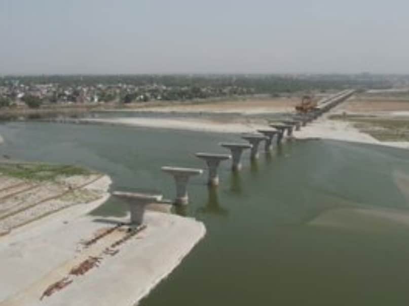 new bridge in prayagraj, 10 kilometer bridge in prayagraj, traffic jam in prayagraj, new bridge on ganga river, गंगा नदी पर बन रहा नया पुल, प्रयागराज में बना नया ब्रिज, प्रयागराज में 10 किलोमीटर का लंबा ब्रिज, फाफामऊ में बना 10 किमी का ब्रिज