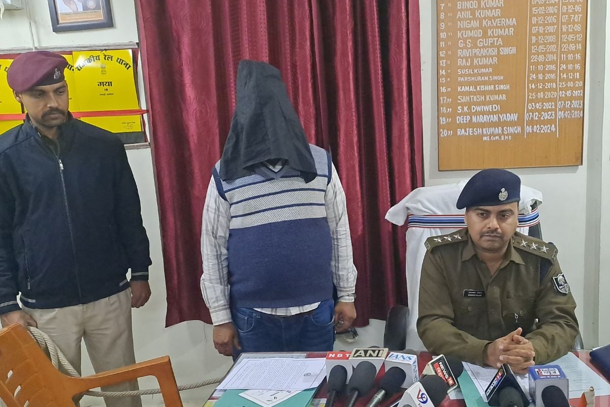 रेल पुलिस अफसर ही निकला लुटेरा और सरकारी क्वार्टर में हुई थी डील, सोना बेचने में ज्वेलर भी फंसा, गया गोल्ड कांड में बड़ा खुलासा