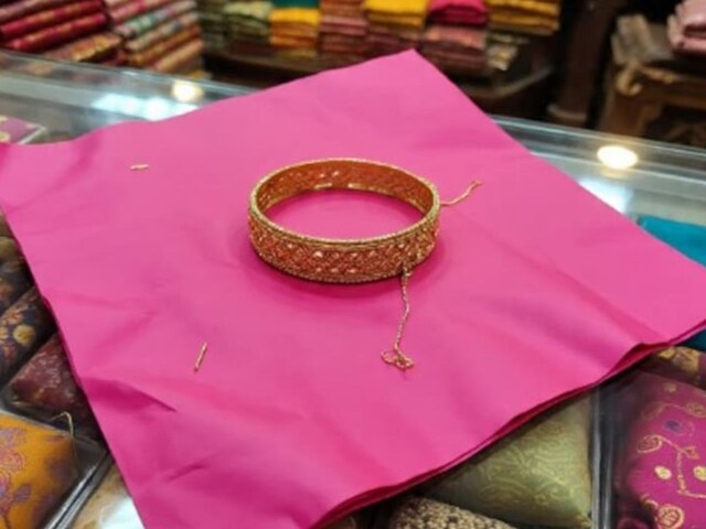 क्या आपने कभी सोचा है कि आभूषणों को हमेशा गुलाबी कागज में ही क्यों लपेटा जाता है?