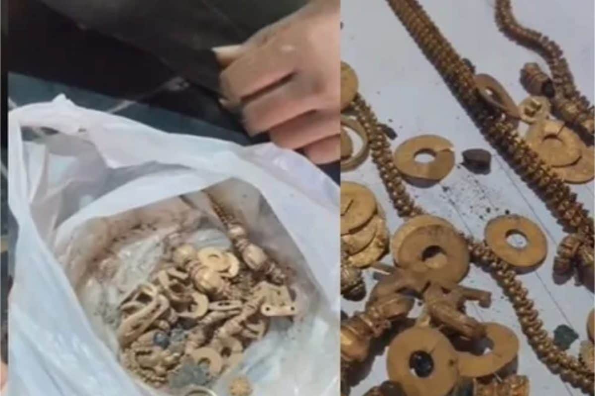 नींव के लिए कर रहे थे खुदाई तभी आई ठन्‍न की आवाज तांबे के बर्तन में मिला ऐसा खजाना सबकी फटी रह गईं आंखें