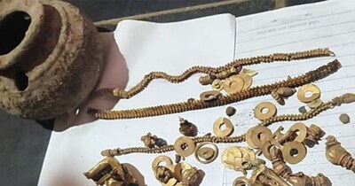 इस खजाने में 22 गहने मिले, जिसमें सोने की एक भारी माला, चूड़ियां, अंगूठियां, कंगन और अन्य जेवर शामिल हैं.