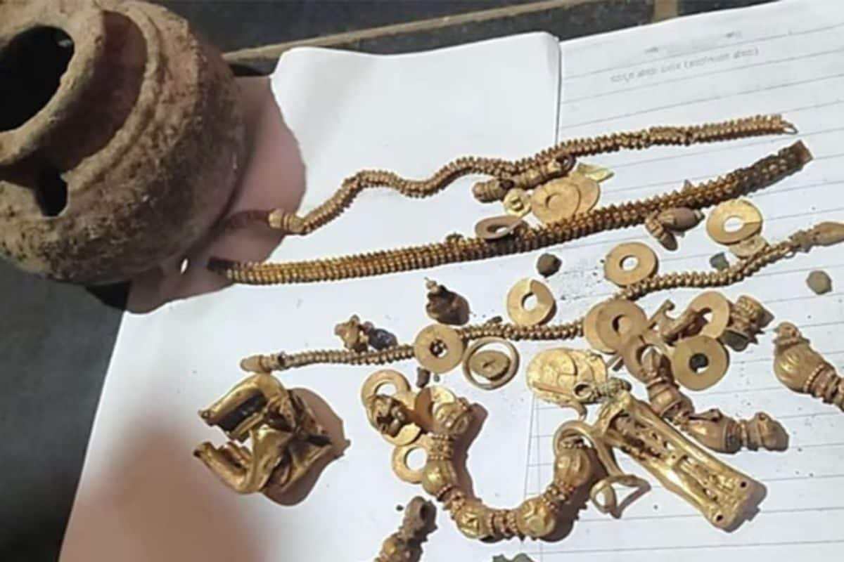 घर की खुदाई में मिला 100 साल पुराना घड़ा अंदर भरा था सोना ही सोना गरीब मां-बेटे के बदल गए दिन