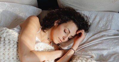 रात में बाल खोलकर सोना ज्यादा फायदेमंद माना जाता है.