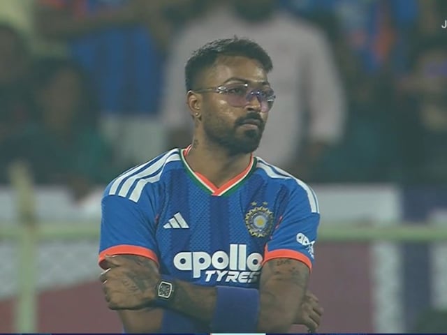 VIDEO: चीते की तरह गेंद पर झपट पड़े पंड्या, रॉकेट थ्रो से बिखेर दी गिल्लियां