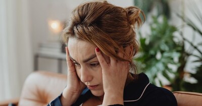 तेल से सिर की मालिश करने से सिरदर्द से राहत मिल सकती है.