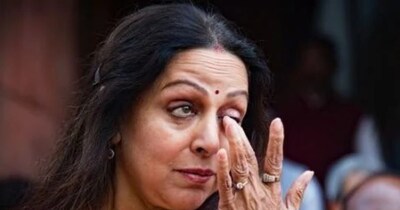 धर्मेंद्र के निधन के बाद  हेमा मालिनी ने अपने सौतेले बेटों संग रिश्ते पर पहली बार बात की है.  