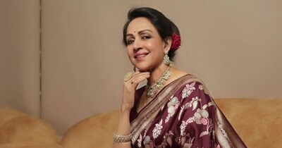 नई दिल्ली: हेमा मालिनी की निजी जिंदगी उथल-पुथल से गुजर रही है. धर्मेंद्र के निधन के बाद उनकी जिंदगी पहले जैसी नहीं रही. इस बीच, हेमा मालिनी का एक वीडियो काफी चर्चा में हैं, जिसमें वह रुखेपन के साथ युवाओं को मेडल दे रही हैं. लोग उनके बर्ताव की आलोचना कर रहे हैं. एक्ट्रेस ने आलोचना पर कड़ा बयान दिया है. उन्होंने जिस तरह से आलोचनाओं का सामना किया है, वह उनके स्वाभिमानी स्वभाव को दर्शाता है. (फोटो साभार: Instagram@dreamgirlhemamalini)