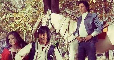 नई दिल्ली: फिल्म 'शोले' का यूं तो हर एक किरदार खास है, लेकिन निगेटिव होने के बावजूद गब्बर सिंह को खूब पसंद किया गया. दिलचस्प बात यह है कि अमजद खान इसके लिए डायरेक्टर की पहली पसंद नहीं थे. रमेश सिप्पी चाहते थे कि डैनी डेंजोंगपा गब्बर का रोल निभाएं, लेकिन एक सुपरस्टार के झांसे में आकर उन्होंने बड़ा मौका गंवा दिया. दिग्गज विलेन रंजीत ने एक इंटरव्यू में मजेदार किस्सा सुनाया है. (फोटो साभार: Movie/Videograb)