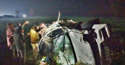 सगाई समारोह से लौट रही एक ब्रेजा गाड़ी पहले ट्रैक्टर-ट्रॉली से टकराई और फिर बेकाबू होकर पेड़ से जा भिड़ी.  