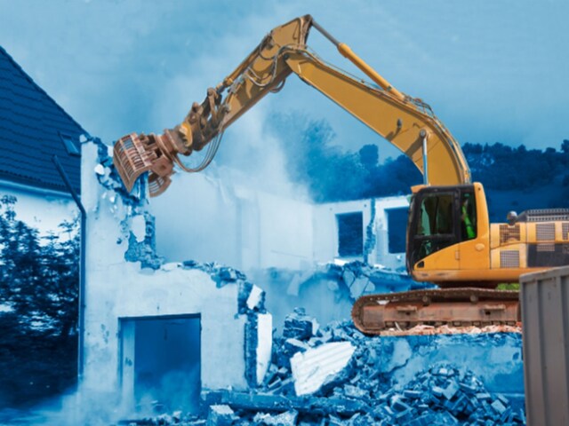 शख्स ने बनाया करोड़ों का आलीशान बंगला, कर दी ऐसी गलती, अधिकारी ले आए बुलडोजर