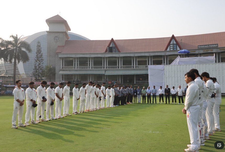 IS Bindra, Ajit Pawar, Players wearing black armbands, Ranji Trophy, mumbai vs delhi, Delhi vs Mumbai Ranji Trophy, Maharashtra’s deputy Chief Minister Ajit Pawar, a minute’s silence, ajit pawar plane crash, ajit pawar death plane crash, आईएस बिंद्रा, दिल्ली बनाम मुंबई, रणजी ट्रॉफी, अजीत पवार 