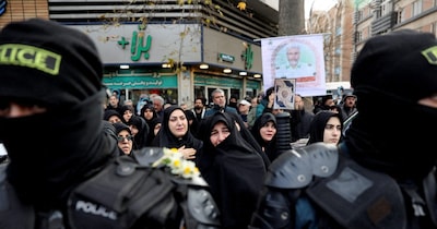 ईरान में मौतों के बाद जनाजे में शामिल लोग.