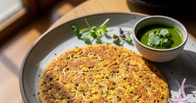 7. टोफू और स्प्राउट्स चीलाबेसन के घोल में मैश किया हुआ टोफू और उबले स्प्राउट्स मिलाएं. तवे पर पतला चीला बनाकर सुनहरा होने तक सेंकें. हरी चटनी के साथ इसका स्वाद लाजवाब लगता है. टोफू को नाश्ते में शामिल करके आप अपनी डाइट को हेल्दी और प्रोटीन रिच बना सकते हैं. ये रेसिपीज न सिर्फ आसान हैं, बल्कि रोजमर्रा की लाइफस्टाइल में आसानी से फिट भी हो जाती हैं.