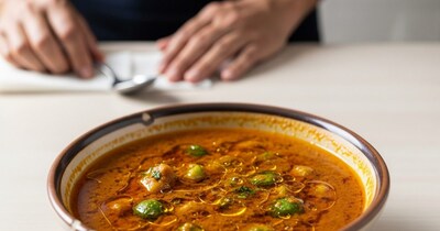 सबसे आसान और कारगर तरीका है अतिरिक्त तेल निकालना. अगर सब्जी में ऊपर की तरफ तेल तैरता हुआ दिख रहा है, तो चम्मच या करछी की मदद से धीरे-धीरे तेल निकाल लें. इसके लिए आप टिश्यू पेपर या साफ कॉटन कपड़े का भी इस्तेमाल कर सकती हैं. सब्जी को हल्का सा साइड में झुकाकर ऊपर जमा तेल को सोख लें. यह तरीका खासतौर पर ग्रेवी वाली सब्जियों में बहुत अच्छा काम करता है और स्वाद पर भी ज्यादा असर नहीं डालता.