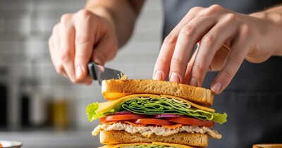 खासकर यदि आपको जल्दी बाजी में या यूं कहे की ठंड के मौसम में बच्चों को झटपट में नाश्ता बनाकर स्कूल भेजना हो, तो यह लंच बॉक्स के लिए परफेक्ट आइटम होगा. सैंडविच एक लोकप्रिय और स्वादिष्ट विकल्प है जो आपके खाने को एक नया स्वाद देगा. यह सैंडविच घर पर आसानी से बनाया जा सकता है. इसमें कई तरह के सब्जियां और मसाले होते हैं.