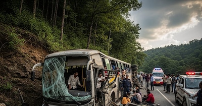 लातेहार में बस अनियंत्रित होकर पलट गई. (सांकेतिक तस्वीर AI)