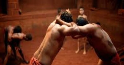 कुश्ती लड़ते पहलवान