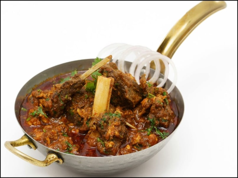 सुट्टीचा दिवस म्हणजे मांसाहारी लोकांसाठी मेजवानीच, म्हणून रविवारी बहुतांश घरात मच्छी, मटण किंवा चिकन असं काहीतरी नॉनवेज बेत असतोच. ताटात नॉनवेजचा रस्सा आणि सोबतीला गरमागरम भाकरी असेल तर काय विचारता? तुम्ही देखील त्यांपैकीच एक असाल तर एक गोष्ट लक्षपूर्वक जाणून घेणं गरजेचं आहे. खास करुन जेव्हा तुम्ही मटण खात असाल तेव्हा काही ठरावीक गोष्टी त्यासोबत खाणं टाळलं पाहिजे, पण ते का आणि कशासाठी टाळलं पाहिजे? याबद्दल सविस्तर जाणून घेऊ.