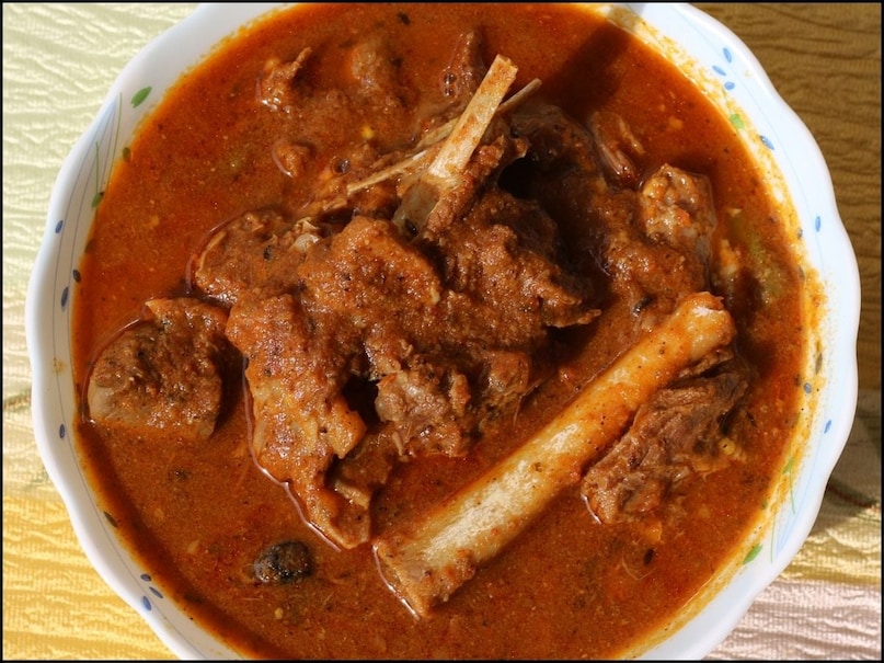 रात्री मटण खाणे टाळामटण पचण्यासाठी शरीराला जास्त ऊर्जेची गरज असते. त्यामुळे ते नेहमी दुपारी खाणे योग्य ठरते. जर तुम्ही रात्री मटण खाणार असाल, तर झोपण्यापूर्वी किमान 3-4 तास आधी जेवण करा आणि थोडा वेळ शतपावली नक्की करा.