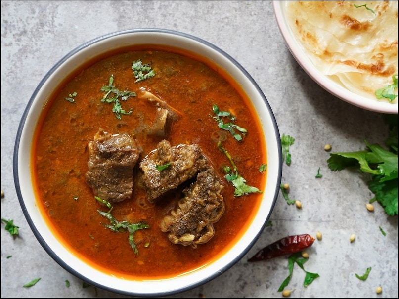 मटण खाल्ल्यानंतर भरपूर पाणी प्या. जर तुम्हाला पोट जड वाटत असेल, तर संध्याकाळी कोमट पाण्यात मेथी दाणे किंवा आल्याचा चहा घेणे फायदेशीर ठरेल. सर्वात महत्त्वाचे म्हणजे, पोट पूर्ण गच्च भरेपर्यंत मटण खाऊ नका; पोटाचा काही भाग भाज्या आणि पाण्यासाठी रिकामा ठेवा.