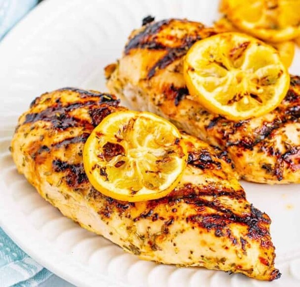 গ্রিল লেমন গার্লিক চিকেনরসালো চিকেন ব্রেস্ট গ্রিল৷ শুধু লেবু, রসুন এবং নানা রকম মরশুমি সবজি দিয়ে মিশিয়ে নিন৷ এই খাবারটিতে প্রোটিন বেশি৷ তেল অত্যন্ত কম৷ নানা রকমের স্যালাডের সঙ্গে এটি খেতে দুর্দান্ত লাগে৷ 