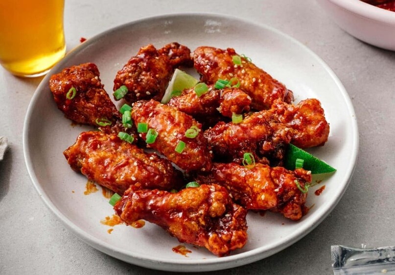 এয়ার ফ্রায়ার স্পাইসড চিকেন টিক্কা দই এবং মশলা দিয়ে ম্যারিনেট করা হাড়হীন মুরগির মাংস এয়ার ফ্রায়ারে রান্না করা৷ মাখন নেই, ক্রিমে নেই৷ দারুণ স্বাদ ও পুরটাই প্রোটিন