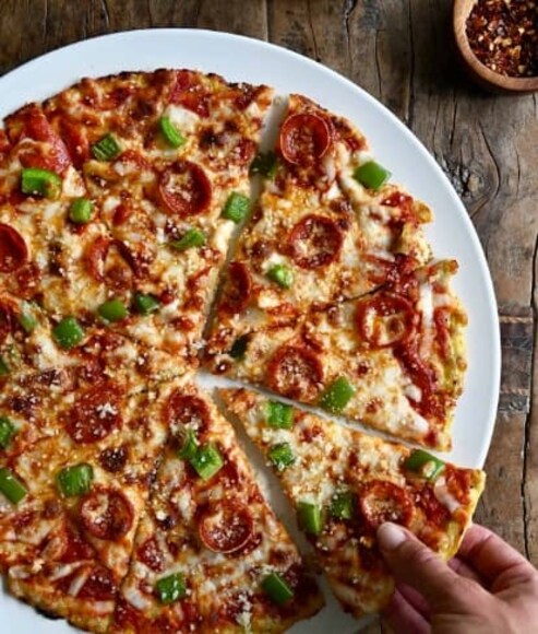 চিকেন ক্রাস্ট পিৎজাএটি ইন্টারনেটে ভাইরাল৷ আপনি ময়দার বেসের বদলে কিমা করা মুরগির পিৎজা বেস ব্যবহার করুন এবং আপনার পছন্দ মতো টপিংস যোগ করুন