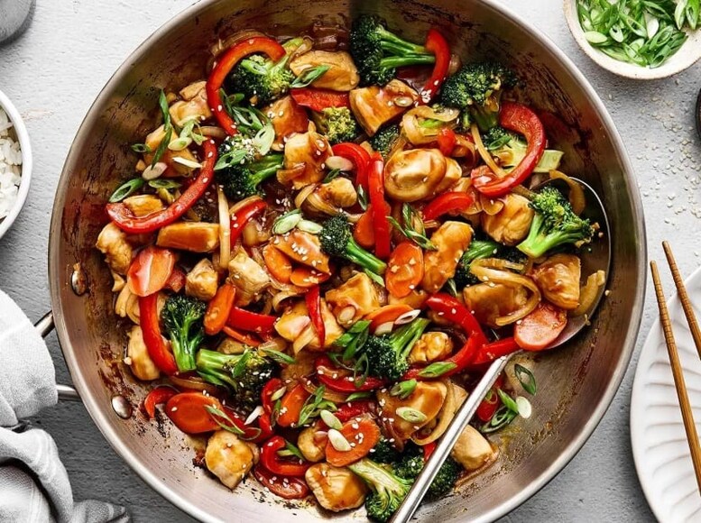 স্টার ফ্রায়ড চিকেন উইথ ভেজিসঅল্প তেল, পাতলা চিকন স্ট্রিপ, ব্রকলি, গোলমরিচ এবং সয়া সস ব্যবহার করে দ্রুত ভাজা৷ ভর্তা ধরনের এই খাবার সুষম এবং ওজন কমানোর জন্য পারফেক্ট