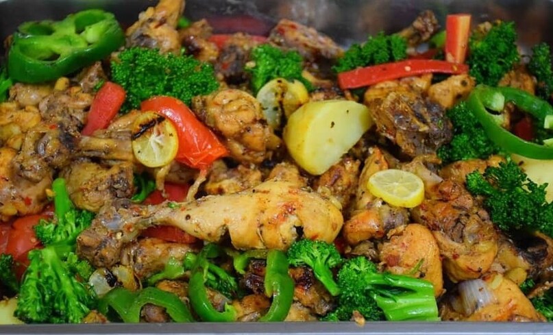 স্টিম চিকেন উইথ ভেজসখুব কম পরিশ্রমের খাবার৷ এতে কুঁচি করা কাটা সেদ্ধ সুরগুর মাংস অলিভ অয়েল,গোলমরিচ, সবুজ সবজির সঙ্গে মিশিয়ে দিন৷ ক্যালরি একদম কম এবং হাই প্রোটিন খাবার৷ 