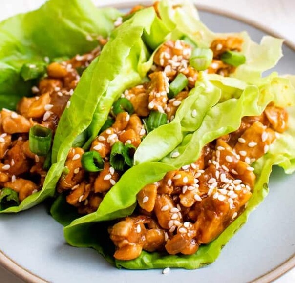 চিকেন লেটুস র্যাপরসুন ও মশলা দিয়ে হালকা ভাজা মুরগি, তাজা লেটুস পাতা দিয়ে মোড়ানো৷ মুচমুচে, খেতেও দারুণ৷ ক্যালোরি অত্যন্ত কম৷ 