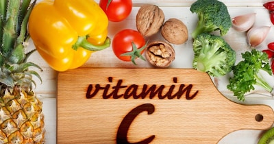 विटामिन सी से भरपूर फल इम्यूनिटी बूस्ट कर सकते हैं.