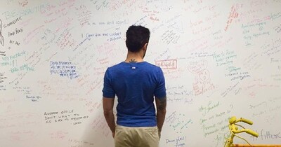 नई दिल्ली. बॉलीवुड का वो एक्टर जिसने करियर की शुरुआत ही इंडस्ट्री पर राज करने के लिए की थी. लेकिन किस्मत ने उसे फ्लॉप स्टार बना दिया था. कैटरीना कैफ संग भी ये एक्टर नजर आ चुका है. लेकिन बावजूद इसके करियर नहीं चमका. सुपरस्टार मामा भी इस एक्टर का करियर डूबने से बचा नहीं पाए.