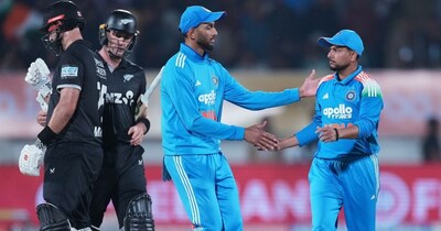 न्यूजीलैंड ने भारत को सात विकेट से हराया