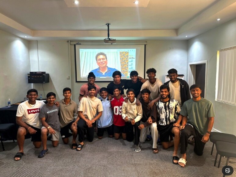 sachin tendulkar, india u19 team, u19 world cup, vaibhav suryavanshi, ayush mhatre, india vs pakistan, ind vs pak u19 world cup, sachin tendulkar boost india u19 team confidence, सचिन तेंदुलकर, अंडर 19 वर्ल्ड कप, इंडिया अंडर 19 क्रिकेट टीम