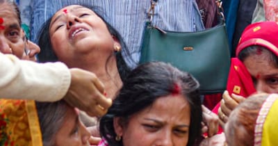 देश के सबसे स्‍वच्‍छ शहर इंदौर में दूषित पानी के कारण भागीरथपुरा इलाके में मातम पसरा हुआ है. लोग रो-रोकर जिम्‍मेदारों को कोस रहे हैं. यहां मौतों और सैकड़ों के बीमार पड़ने के बाद लोग नगर निगम से बेहद नाराज हैं. 