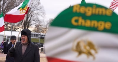 ईरान में फोन-इंटरनेट बंद, 12 दिन से जारी विरोध प्रदर्शन और 2000 से ज्यादा गिरफ्तारियां. (फोटो AP)