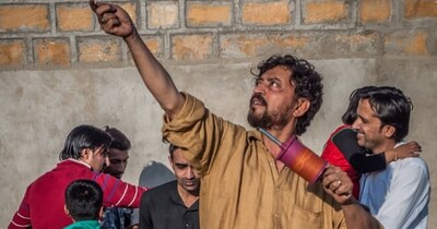 इरफान खान पतंग उड़ाने के शौकीन थे. फोटो साभार-@sikdarsutapa/Instagram