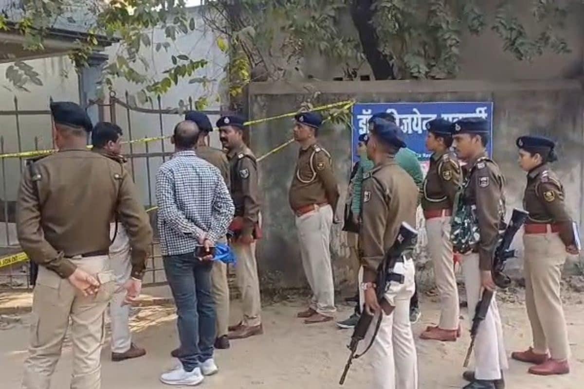 थाना के सामने ही हथियारबंद अपराधी लूटते रहे... गिद्धौर पुलिस स्टेशन के पास डॉक्टर के घर लूट की बड़ी वारदात, जमुई पुलिस पर उठे सवाल